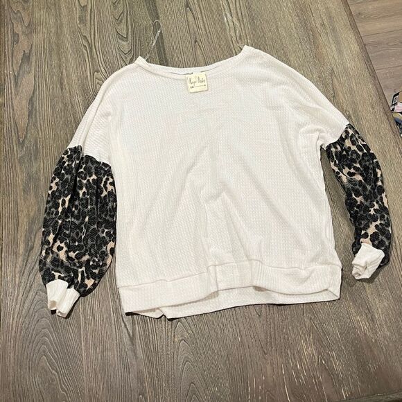 NWT Kenzie Parker Long Sleeve Top Cheetah Print Sleeves Waffle Knit White Size S - Picture 1 of 7